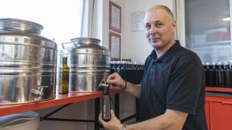 Andreas Näscher with organic hemp oil from the Näscher Organic Farm